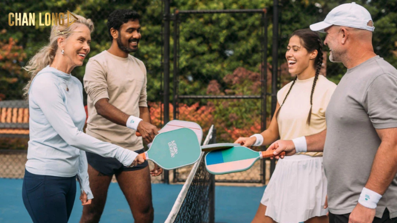 Những người trung niên, cao tuổi, ít vận động phù hợp với việc giảm cân bằng Pickleball