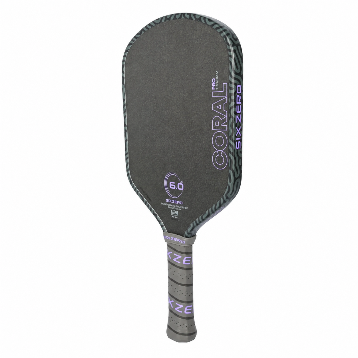 Six Zero Coral Pro 16mm là vợt pickleball toàn diện thiên về xoáy, sử dụng lõi Tectonic Core 16mm và mặt Double Diamond Tough Raw Carbon Fiber, cân bằng giữa kiểm soát, trợ lực và khả năng tạo xoáy.