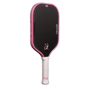 Hình sản phẩm Vợt Pickleball Kamito Alpha X Champion 2 Sao 16mm màu hồng. Phiên bản sử dụng các chi tiết màu hồng kết hợp mặt vợt tối, đồng thời giữ thiết kế và kiểu dáng của dòng Alpha-X Champion 2 Sao. Hình giúp người đọc hình dung trực quan màu sắc của vợt trước khi lựa chọn.