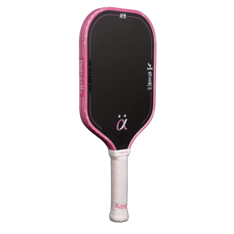 Hình sản phẩm Vợt Pickleball Kamito Alpha X Champion 2 Sao 16mm màu hồng. Phiên bản sử dụng các chi tiết màu hồng kết hợp mặt vợt tối, đồng thời giữ thiết kế và kiểu dáng của dòng Alpha-X Champion 2 Sao. Hình giúp người đọc hình dung trực quan màu sắc của vợt trước khi lựa chọn.