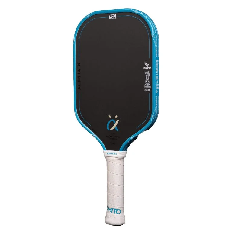 Hình sản phẩm Vợt Pickleball Kamito Alpha X Champion 2 Sao 16mm màu xanh dương. Phiên bản phối mặt vợt tối với các chi tiết xanh dương trên khung, tạo sự tương phản rõ khi nhìn trực diện. Hình cho thấy tổng thể dáng vợt, mặt vợt và phần tay cầm của phiên bản xanh dương.