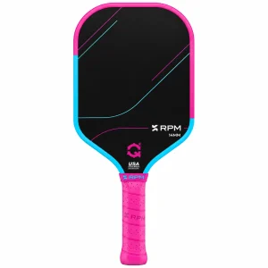 Vợt Pickleball RPM Q2 Cotton Candy Limited Edition 14mm là phiên bản giới hạn nổi bật với phối màu hồng – xanh, sử dụng Multi-Zone Hybrid EPP Full-Foam Core 14mm kết hợp mặt CarbonBite Carbon Fiber. Vợt có dáng Elongated, trọng lượng khoảng 218g (7.7 oz), cán dài 5.5 inch và thiên hướng All-Court → Power / Spin. Cấu hình 14mm mang lại phản hồi nhanh, pop tốt và hỗ trợ mạnh cho drive, serve, topspin, speed-up và counter, phù hợp với người chơi trung cấp khá đến nâng cao muốn chủ động tấn công nhưng vẫn cần độ ổn định từ nền tảng full-foam.
