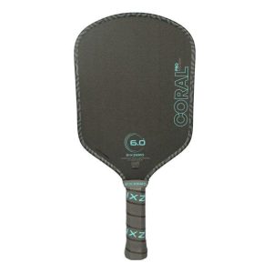 Six Zero Coral Pro 16mm là vợt pickleball toàn diện thiên về xoáy, sử dụng lõi Tectonic Core 16mm và mặt Double Diamond Tough Raw Carbon Fiber, cân bằng giữa kiểm soát, trợ lực và khả năng tạo xoáy.