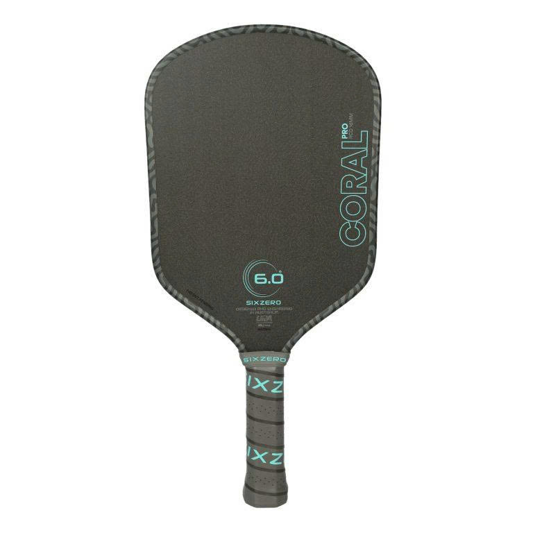 Six Zero Coral Pro 16mm là vợt pickleball toàn diện thiên về xoáy, sử dụng lõi Tectonic Core 16mm và mặt Double Diamond Tough Raw Carbon Fiber, cân bằng giữa kiểm soát, trợ lực và khả năng tạo xoáy.