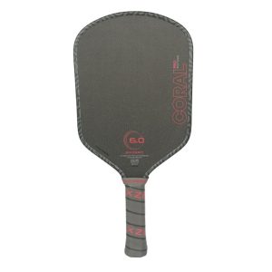 Six Zero Coral Pro 16mm là vợt pickleball toàn diện thiên về xoáy, sử dụng lõi Tectonic Core 16mm và mặt Double Diamond Tough Raw Carbon Fiber, cân bằng giữa kiểm soát, trợ lực và khả năng tạo xoáy.