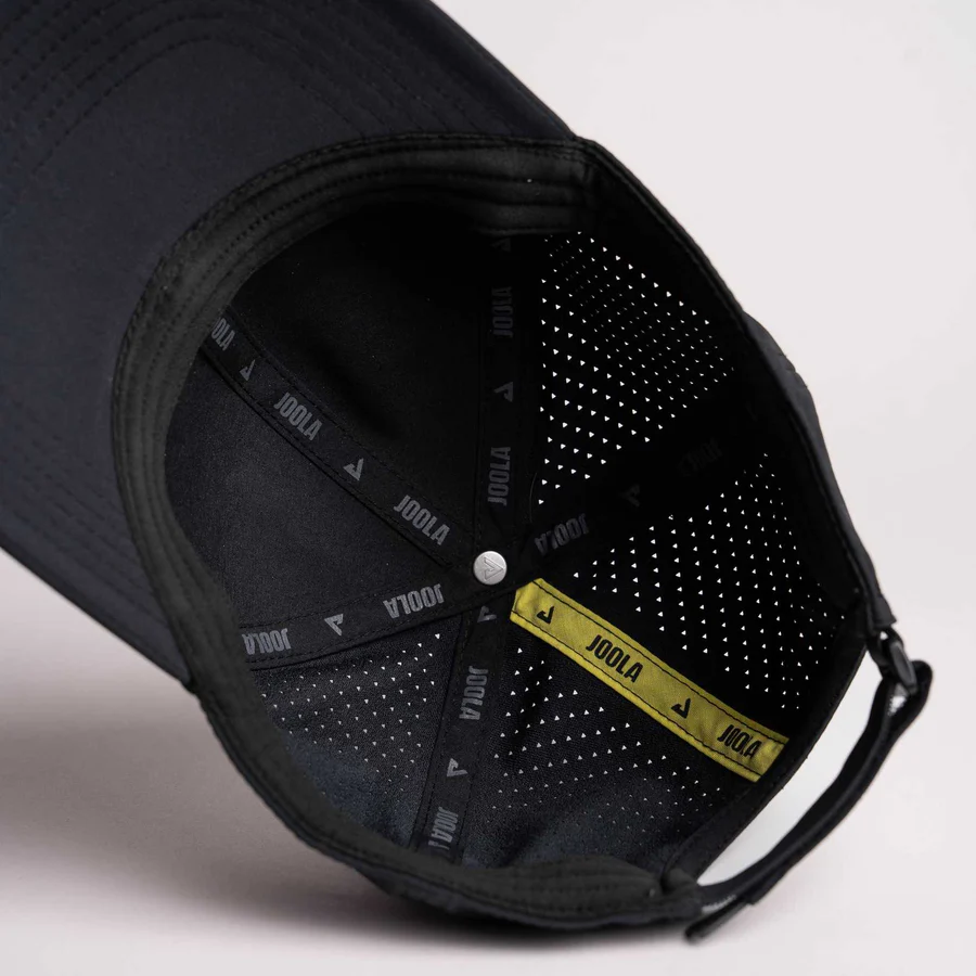Mũ Pickleball JOOLA Perforated Cap với thiết kế có chóp, lỗ thông khí hai bên, vành cong che nắng, logo JOOLA bằng silicone và dây điều chỉnh phía sau.