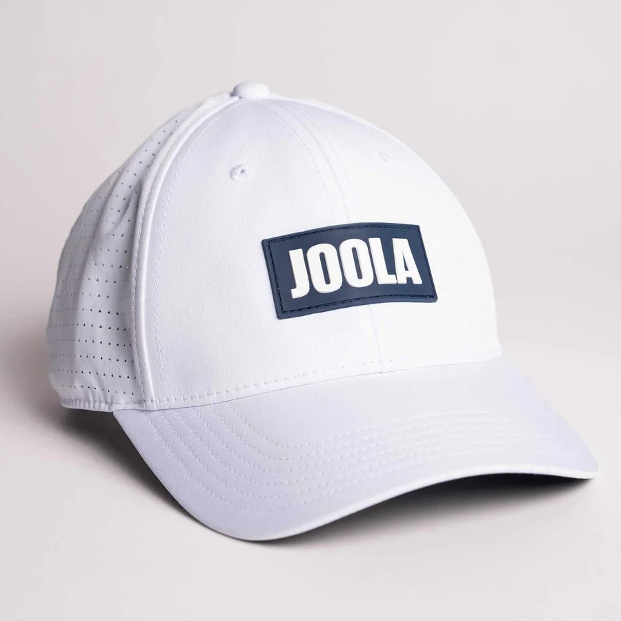 Mũ Pickleball JOOLA Perforated Cap với thiết kế có chóp, lỗ thông khí hai bên, vành cong che nắng, logo JOOLA bằng silicone và dây điều chỉnh phía sau.