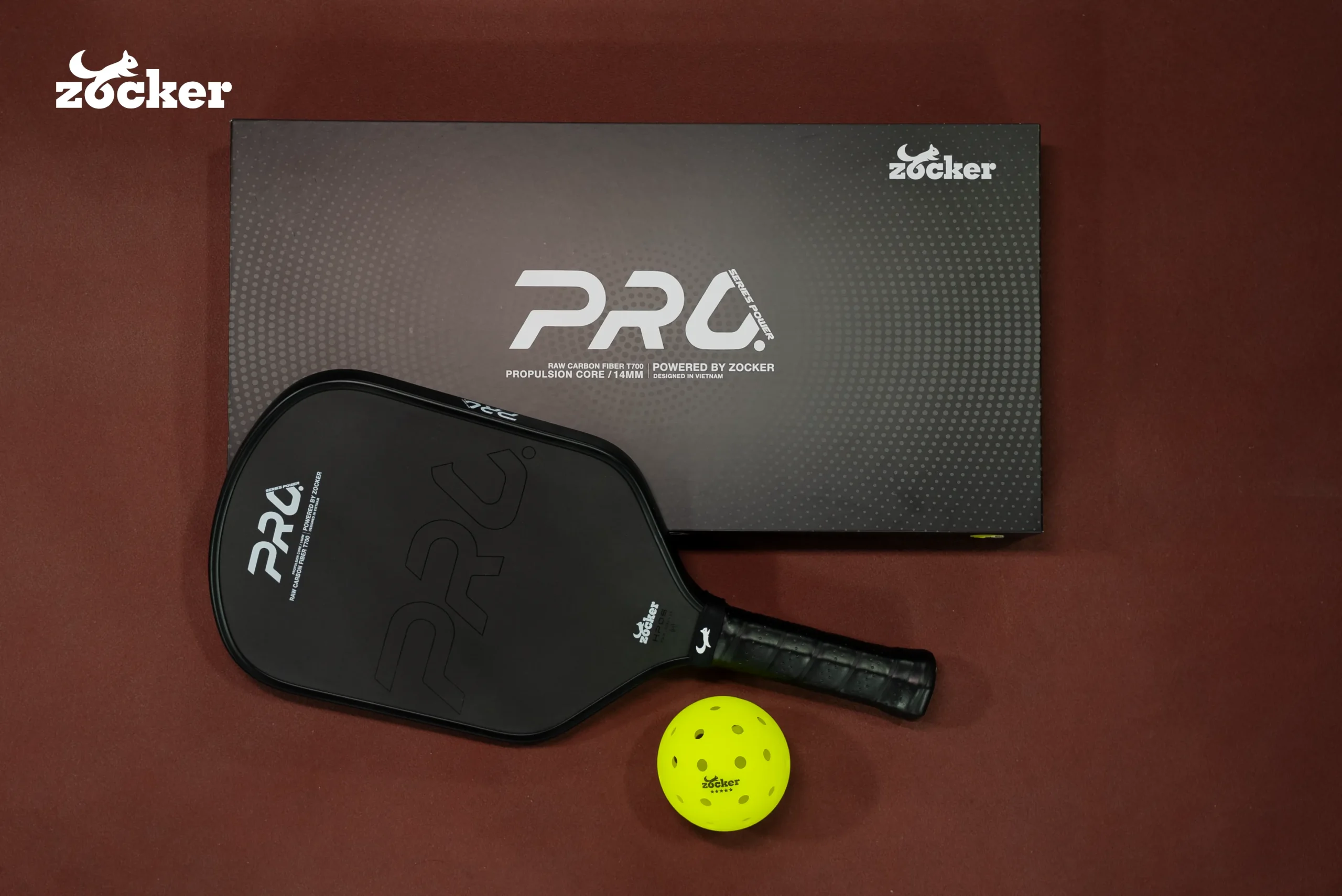 Vợt pickleball Zocker HP06 Pro Series Power và hộp đựng sản phẩm, thể hiện thiết kế mặt vợt, cán cầm và bao bì Zocker.