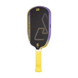 Góc nghiêng trái vợt Joola Agassi Edge Heat Vision Yellow 16mm cho thấy dáng Agassi thuôn dài, mặt carbon nhám và thiết kế viền vàng tím.