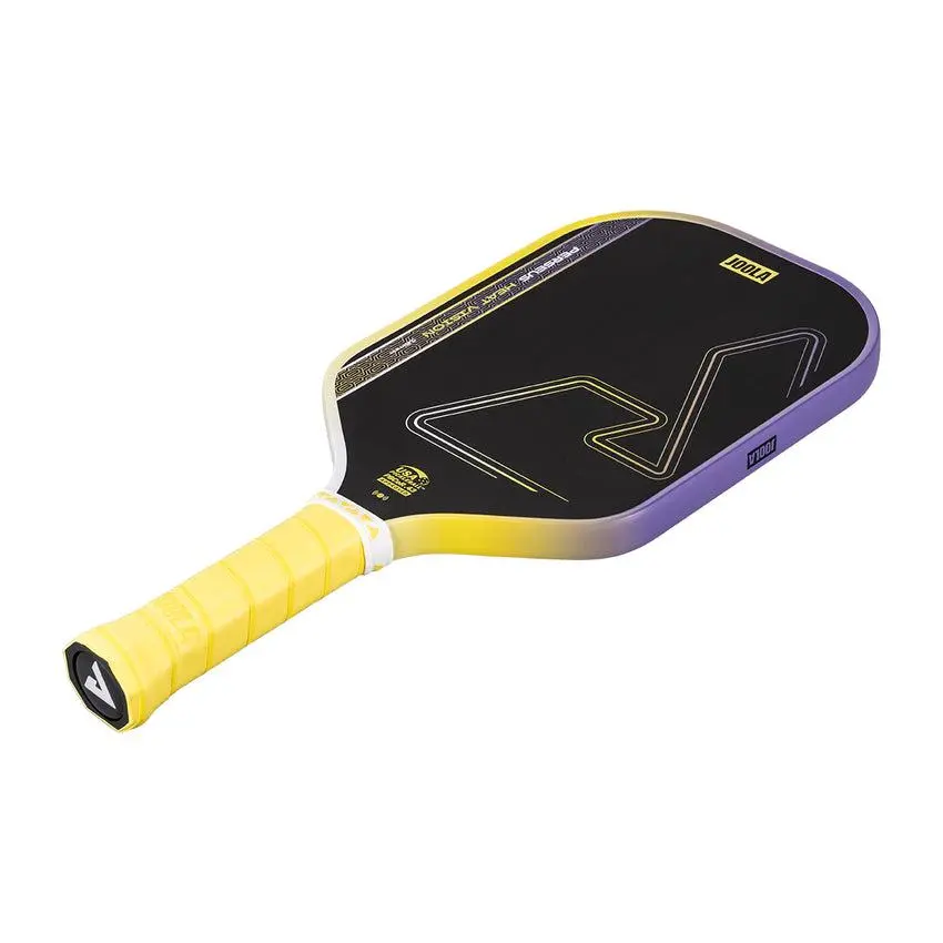 Chi tiết cán vợt Joola Perseus Heat Vision Yellow 16mm dài 13,97cm, chu vi 10,80cm, hỗ trợ cầm nắm và thực hiện cú trái tay hai tay.